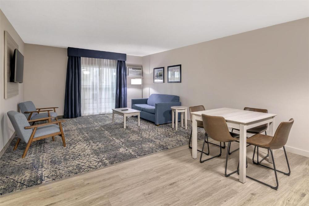 One-Bedroom Queen Suite with Two Queen Beds, Sofa Bed and Kitchenette - Non-Smoking interior